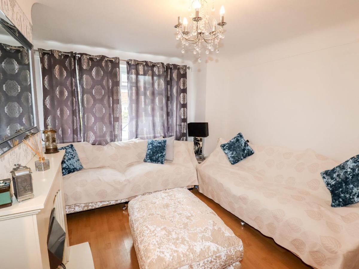 The Hawthorns Villa Честър Екстериор снимка
