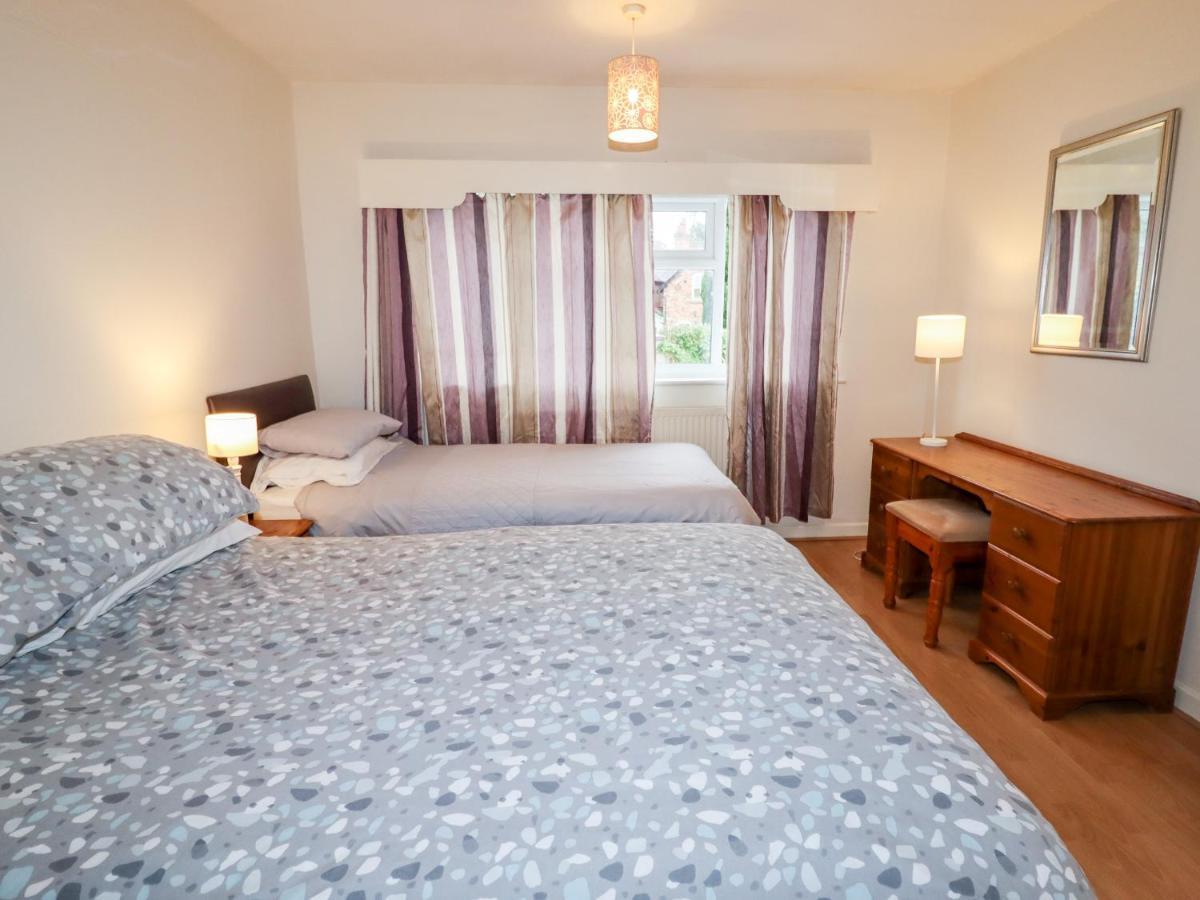 The Hawthorns Villa Честър Екстериор снимка