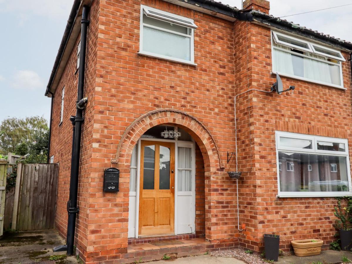 The Hawthorns Villa Честър Екстериор снимка